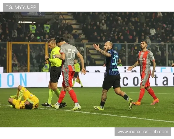 国际米兰客场2-0击败克雷莫纳，劳塔罗、泽林斯基建功