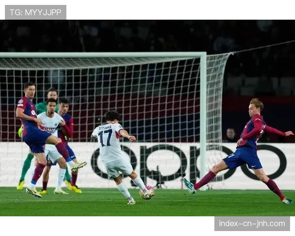 伤病潮迫使改变：由于中卫无人可用，巴黎圣日耳曼赛前训练重点演练了四后卫改踢三中卫的阵型。